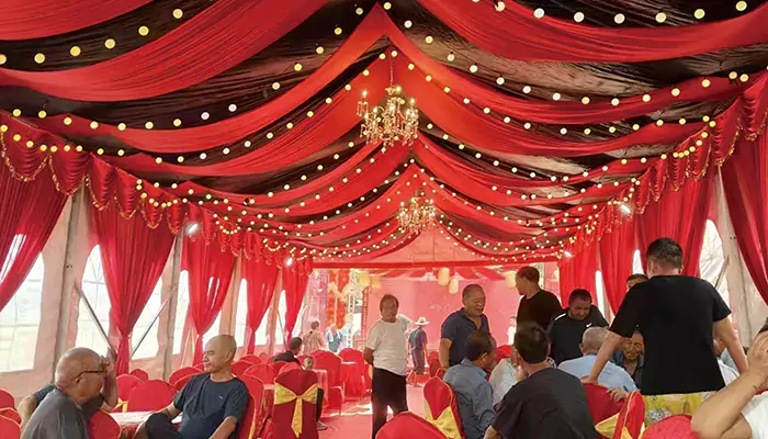 ဝိုင်ပွဲအတွက် တွန်းဆွဲတဲက ပြင်ပထမင်းစားခြင်းအတွေ့အကြုံကို တော်လှန်ပြောင်းလဲစေသည်။